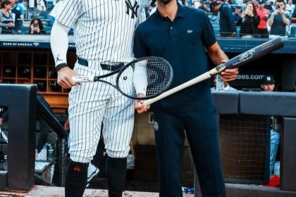 德约科维奇为MLB洋基队开球，并与阿隆贾奇合影